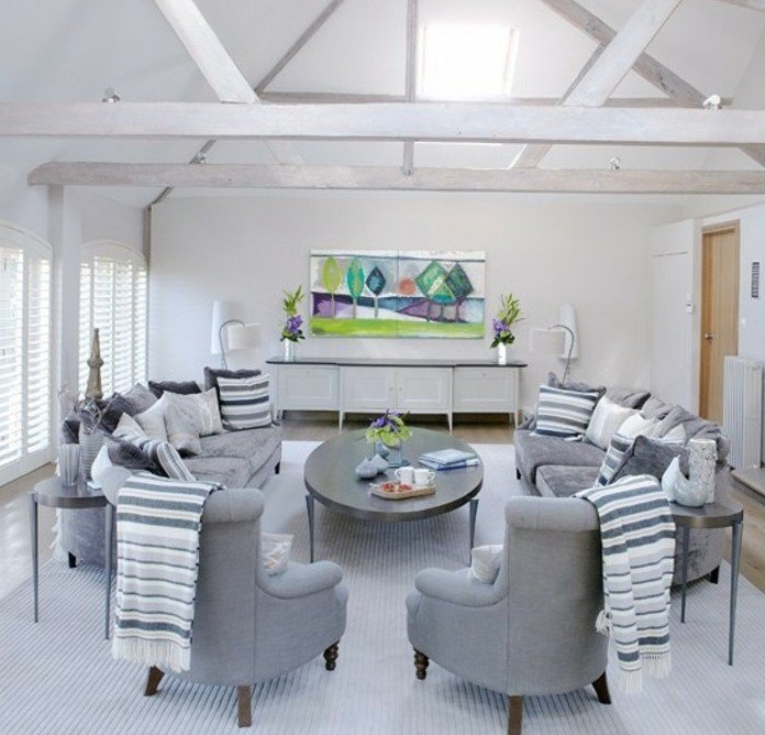 ambiente rústico con vigas blancas en el techo y sillones en estilo vitnage, habitacion gris bonita 