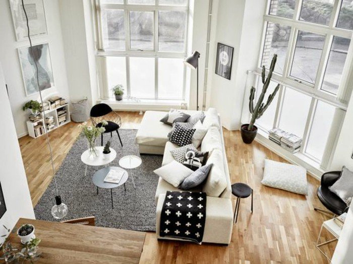 ideas decoracion salon en colores claros, sofá en color beige, suelo de parquet y grandes ventanales 