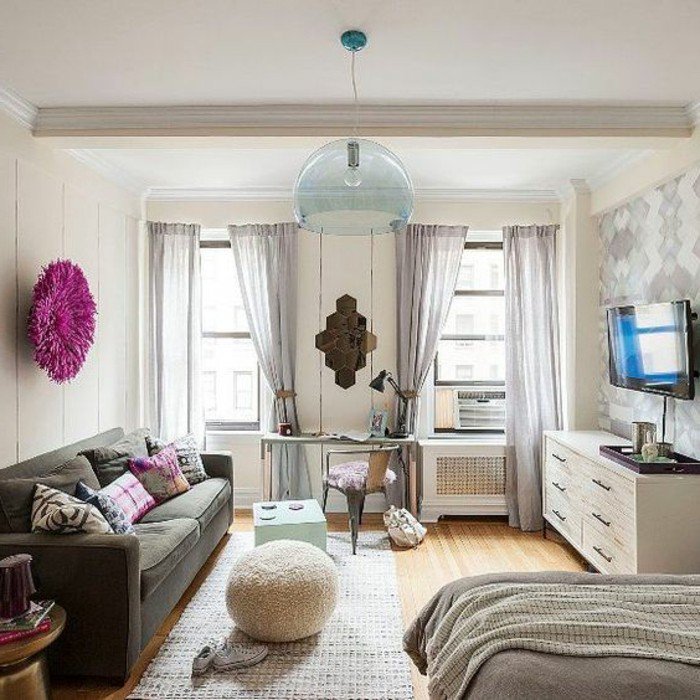 decoracion de salones pequeños en colores neutros, sofá gris, suelo de parquet, cortinas grises