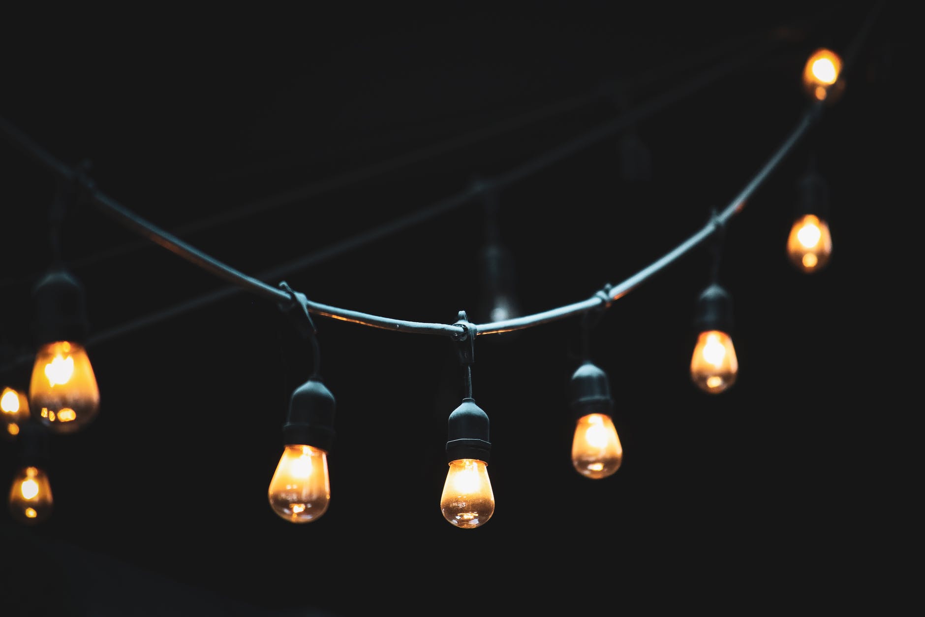 ideas sobre cómo puedes decorar tu patio con bombillas led, cadenas de luces con bombillas grandes 