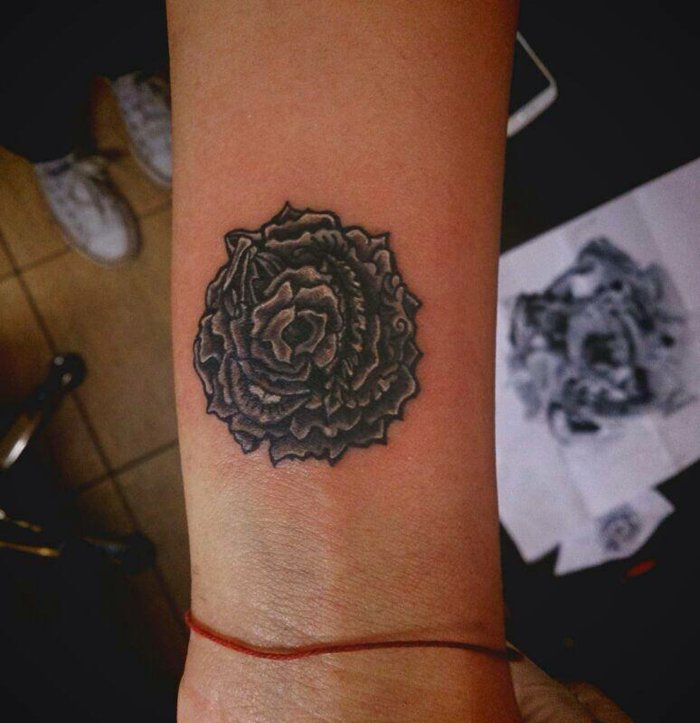 tatuajes con flores en en antebrazo, flor en color negro, tatuajes de rosas bonitas ideas 