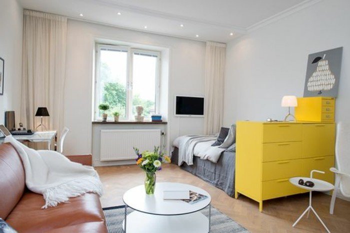 salones modernos decorados en colores neutros, armario en amarillo llamativo, sofá de cuero vintage 