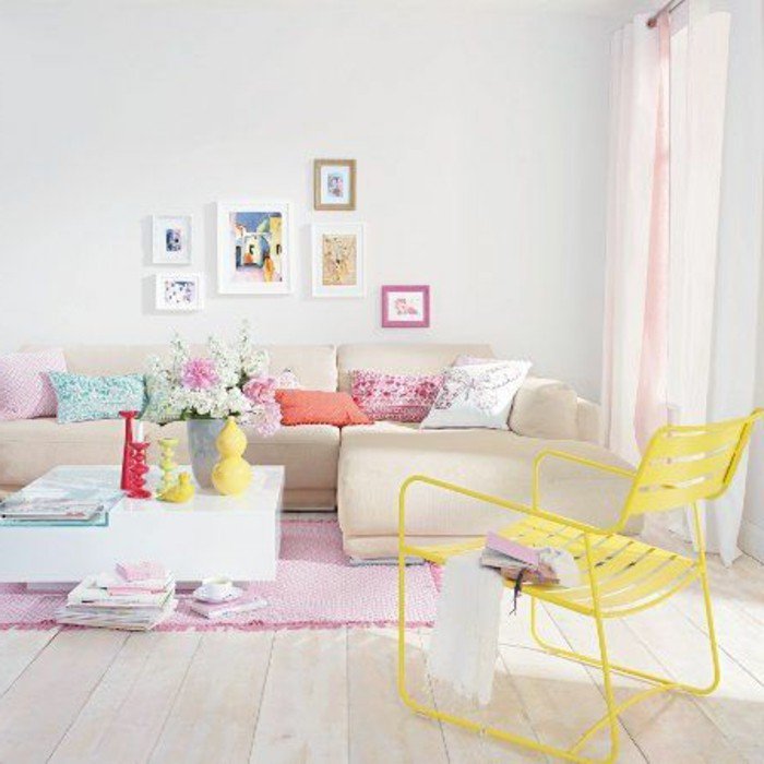 salon pequeño decorado en tonos llamativos, sofá en beige, silla en amarillo, alfombra en rosado 