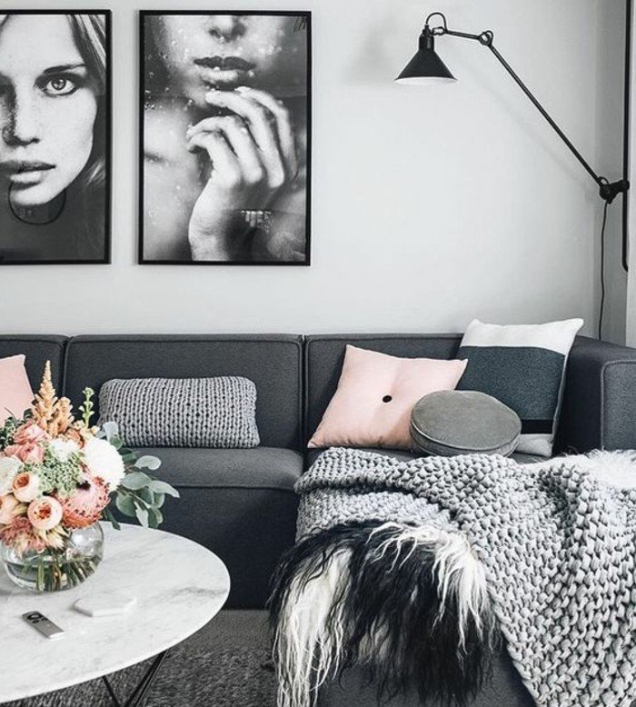 preciosa decoración de habitacion gris con detalles en colores pastel y flores en ñla mesa, cuadros en la pared 