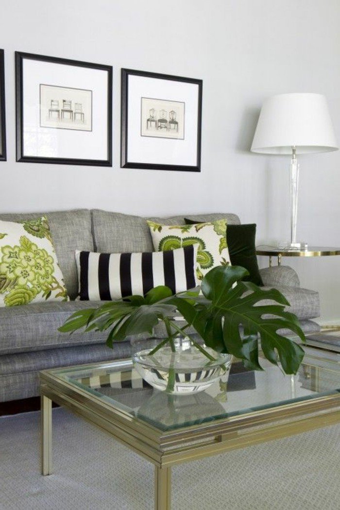 salones grises y blanco, pinturas en la pared, sofá en color gris y almohadas decorativas 