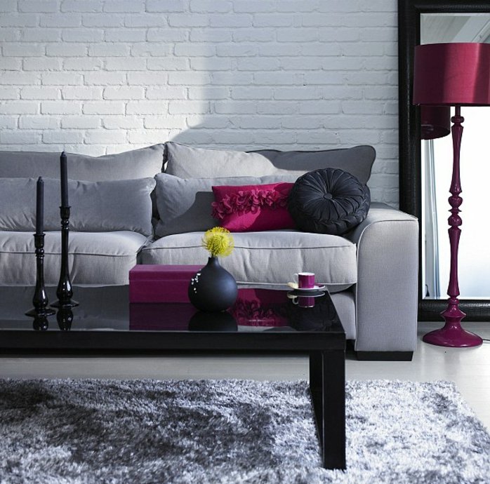salón en estilo contemporáneo en paredes blancas de ladrillo, sofá moderna y detalles en morado 