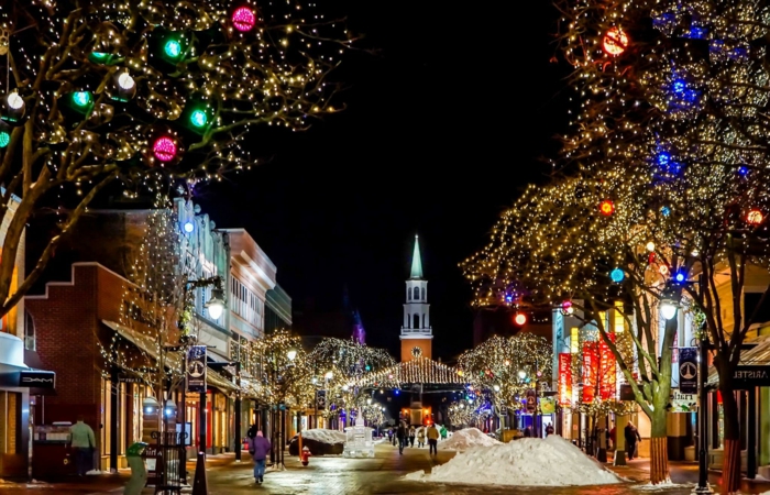 preciosos paisajes de navidad para imprimir, ciudad con decoración navideña luces y adornos de navidad 