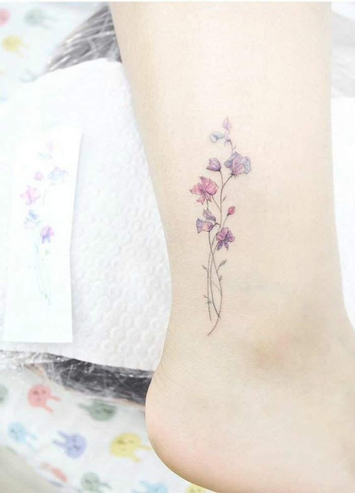 diseños bonitos de tatuajes pequeños en colores pastel, detalles elegantes para mujer 