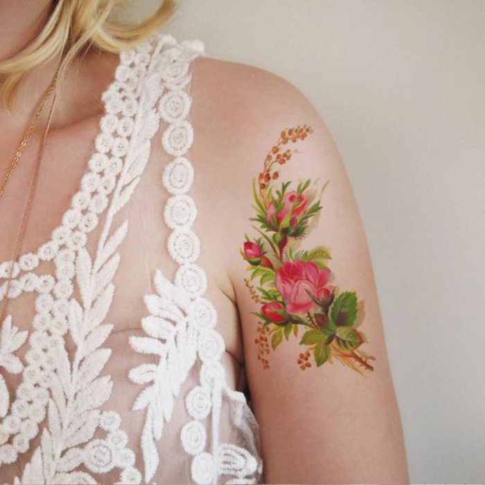 precioso tatuaje de rosas rojas en el hombro, diseños de tatuajes de rosas que inspiran 