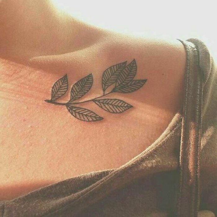diseños de tatuajes con flores y motivos botanicos en fotos, tatuajes originales mujer, tattoo en negro 