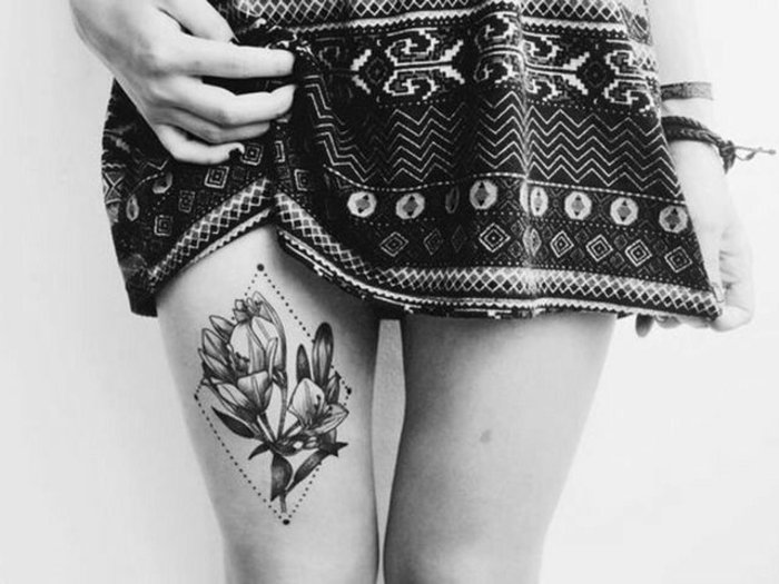 tattoo geométrico en la pierna con bonitas flores, bonitos diseños de tatuajes para hombres y mujeres 
