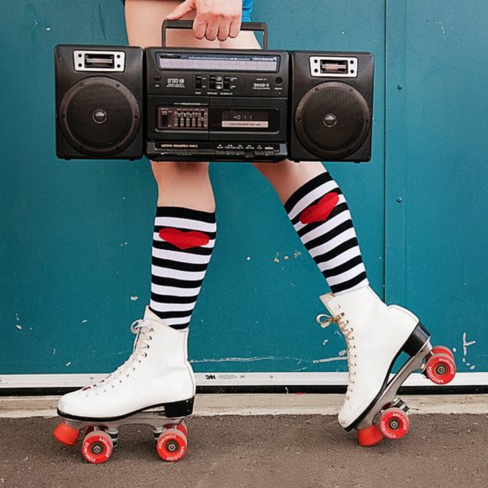 cómo seguir la moda de los 80, patines de ruedas, calcetines en rayas blanco y negro con corazones rojos 