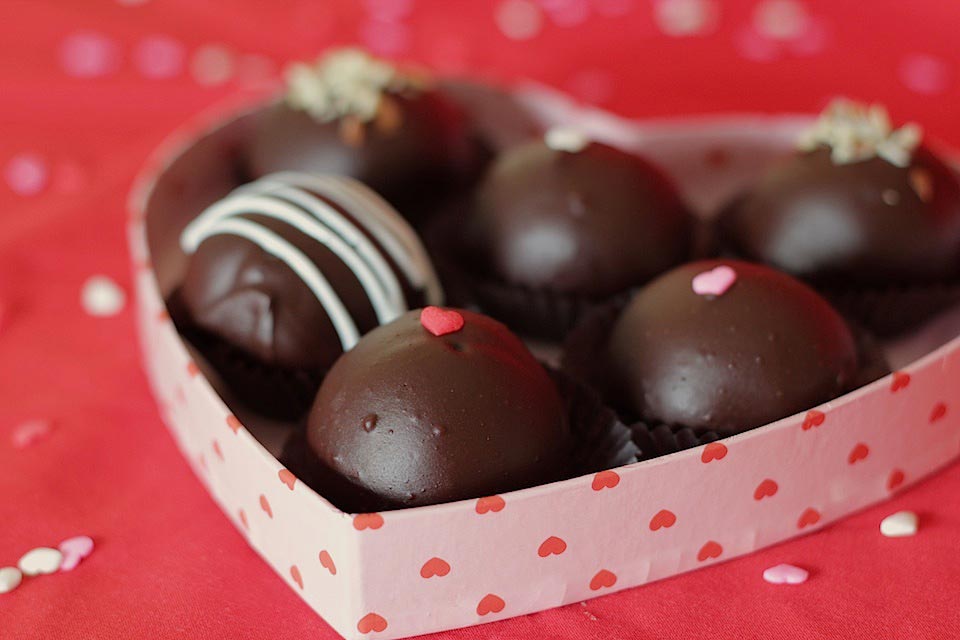 postre ricos y originales para un menu san valentin excelente, dulces caramelos de chocolate negro y almendras