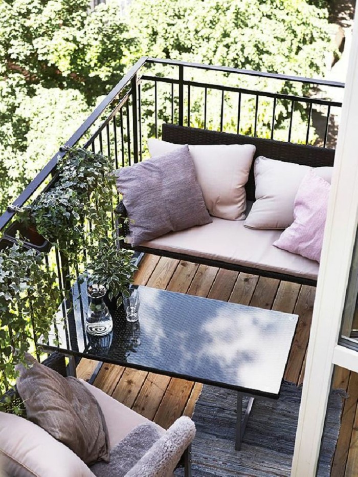 ideas de decoracion terrazas pequeñas, espacio pequeño con muebles de diseño y detalles decorativos en colores pastel 