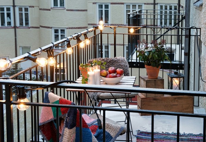 ideas para pequeños balcones, decoracion terrazas pequeñas con bombillas, mantas originales 