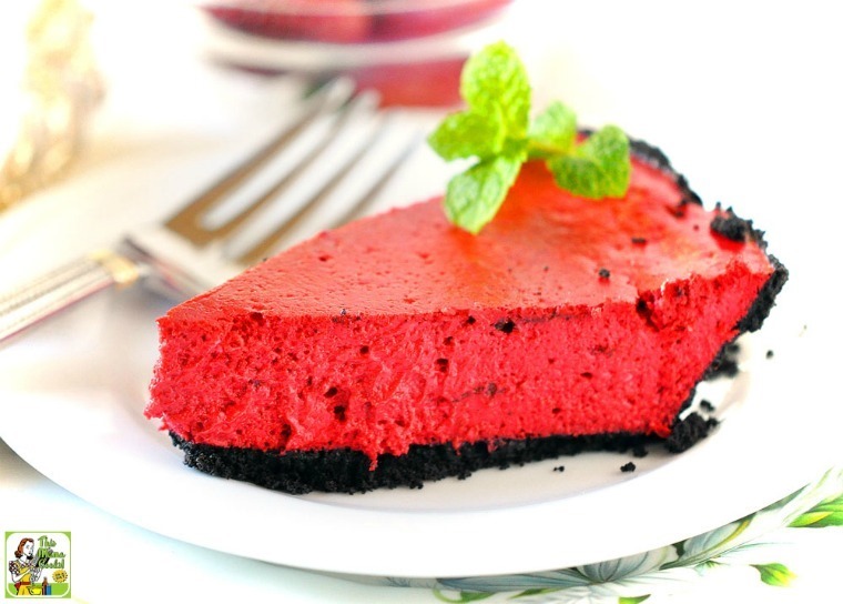 tartas ricas y fáciles para un menu san valentin, tarta de queso color rojo adornada con hojas de menta fresca