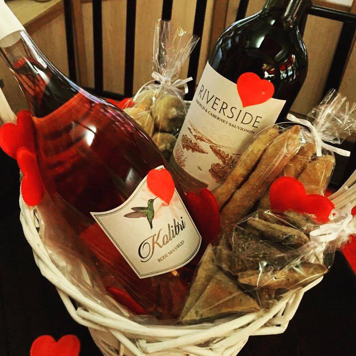 botellas de vino personalizadas para regalos, cesta con botellas de vino y detalles para comer 