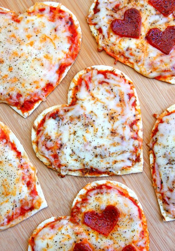 pizzzas en forma de corazón, pizzas pepperoni en forma de corazón para una cena romantica casera