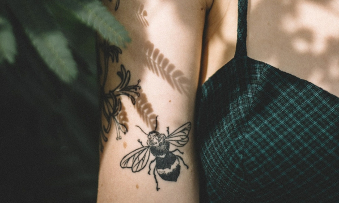 precioso tatuaje con abeja en el brazo, ideas sobre cómo cuidar un tatuaje correctamente 