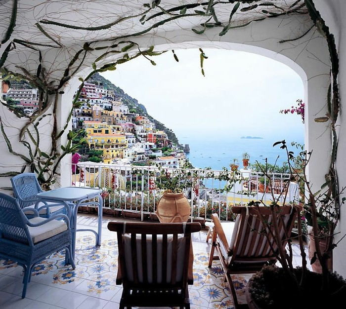 decoración terrazas pequeñas en estilo mediterráneo, preciosa vista en una terraza italiana 