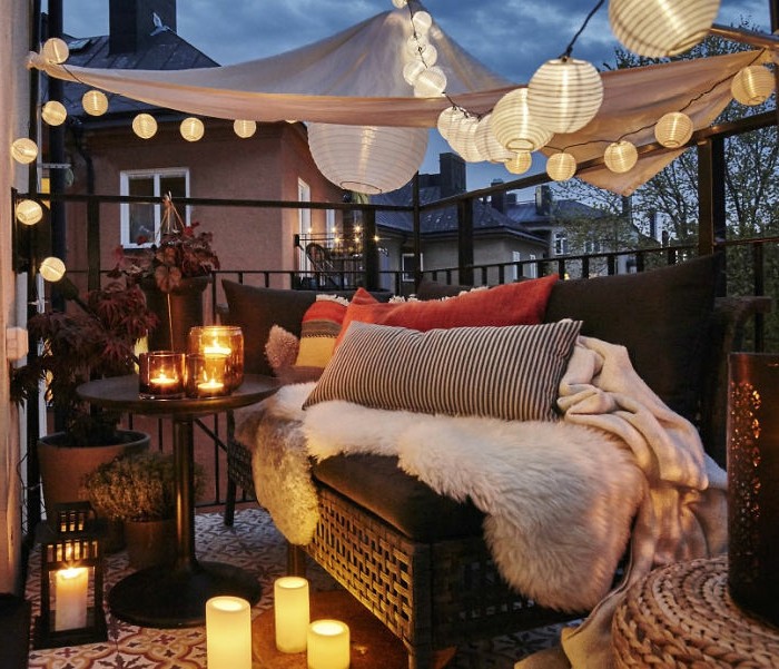 ideas bontias de decoración terrazas pequeñas, lámparas de diseño, muebles en colores oscuros 