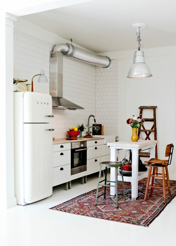 cocinas con isla blancas con elementos en estilo vintage, ideas sobre cómo aprovechar el espacio 