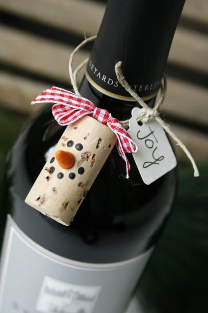 tapa de corcho personalizada, originales propuestas sobre cómo regalar una botella de vino, bolsas para botellas de vino 