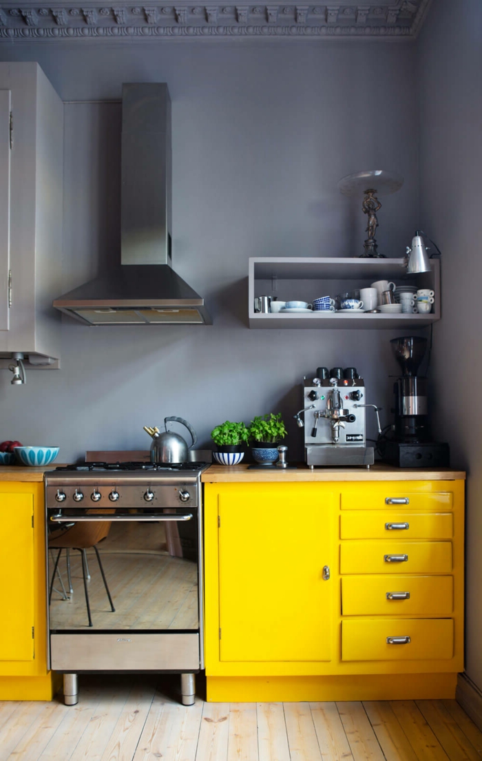 cocina americana pequeña decorada en gris y amarillo, propuestas sobre decoración de espacios pequeños 