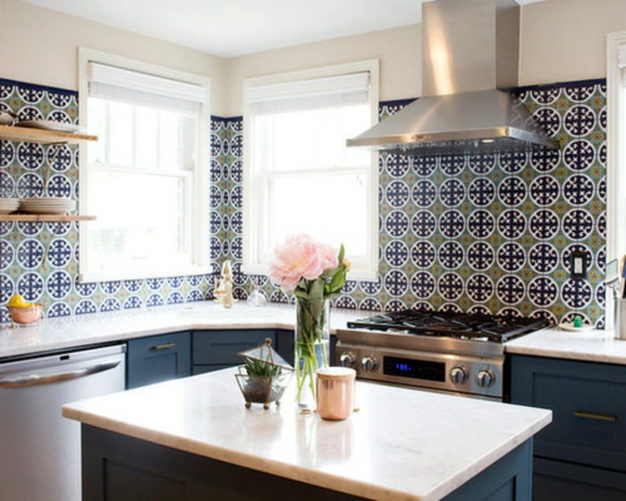 bonitas propuestas de diseños originales de cocina americana pequeña, azulejos de diseño en verde y azul 