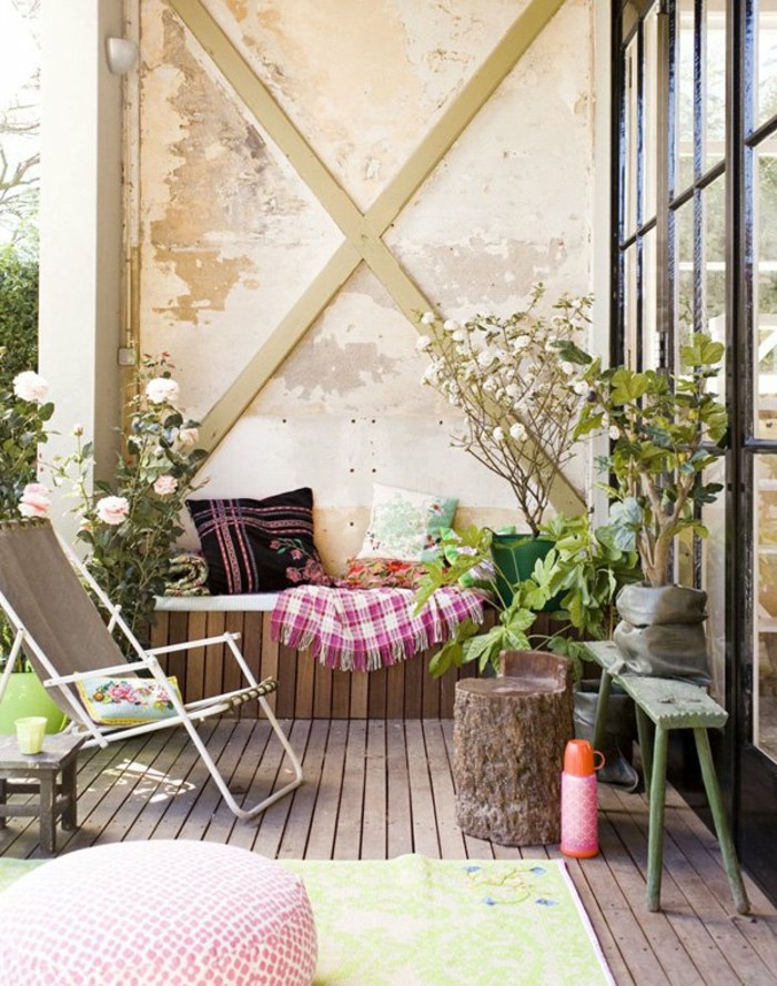 balcones decorados con mucho estilo, pequeño balcón decorado en estilo rústico, rosas blancas y suelo de parquet