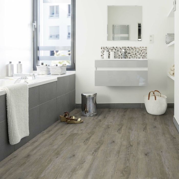 ideas de decoración baño moderno, suelo vinilico en tono beige, baños modernos decorados en blanco y gris 