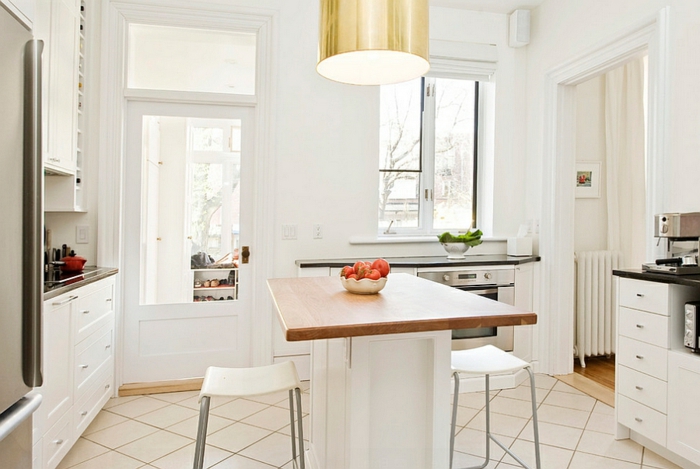 cocina americana pequeña decorada en blanco, paredes blancas y muebles de diseño bonitos 