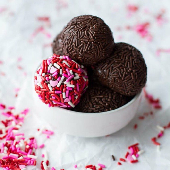 bolas de chocolate super ricas con palitos de azúcar coloridos, ideas de postres para un menú san valentín 