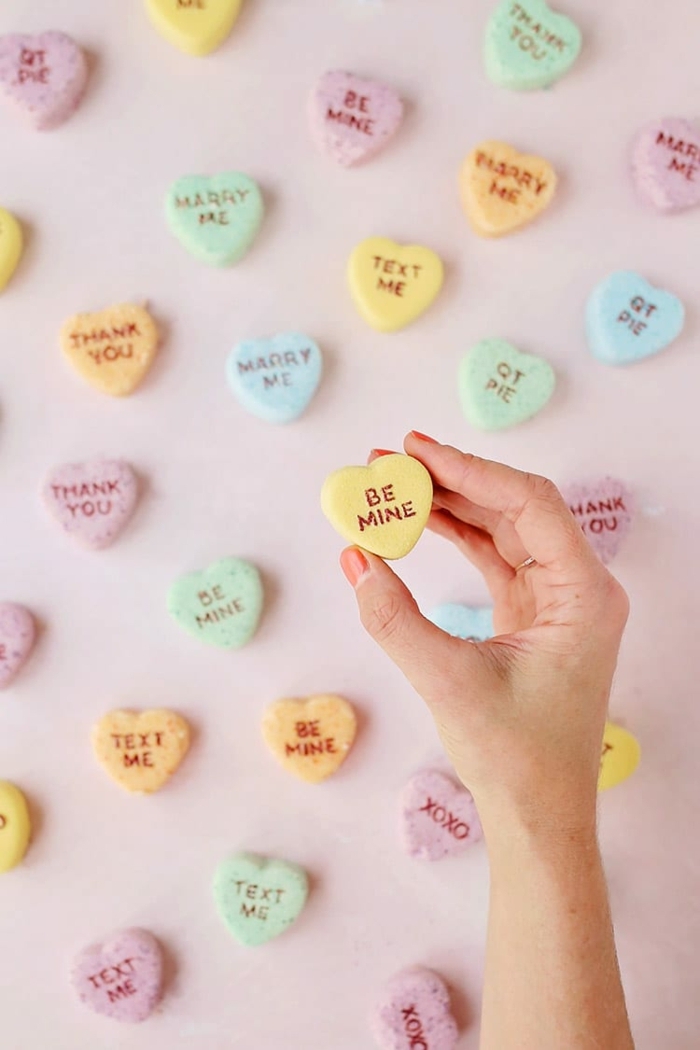 ideas de regalos san valentin hombre, bombas de baño super pequeñas en colores con letras de amor 
