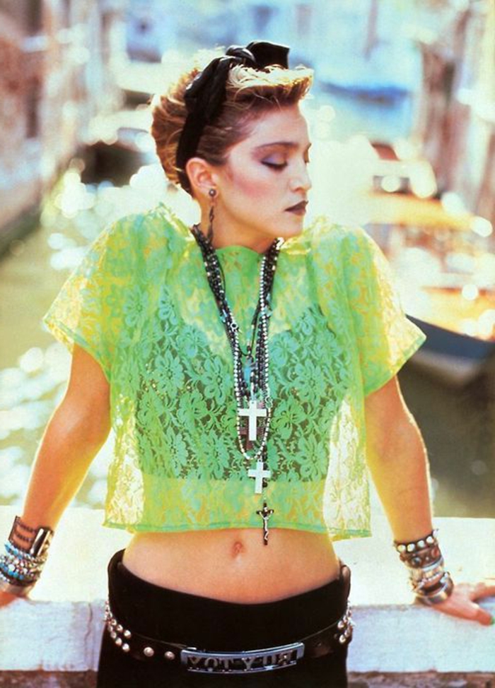 outfit del vestuario de los 80 que inspiran, blusa red encaje color verde, Madonna con pelo recogido pañuelo negro 