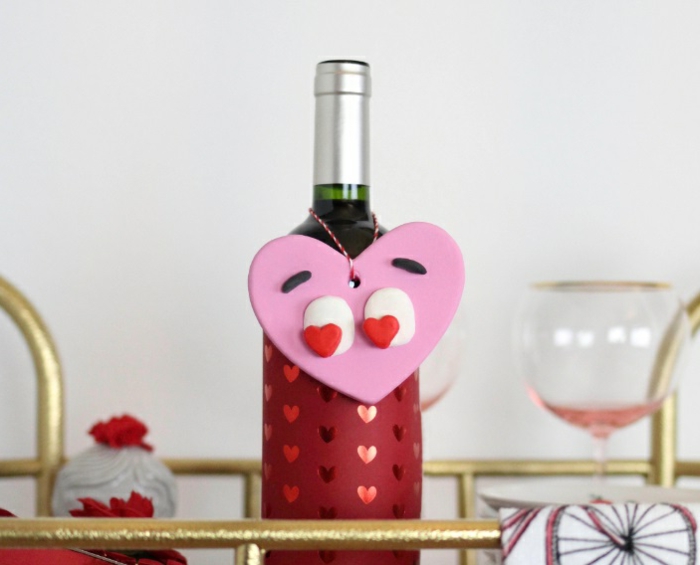 divertidas propuestas de regalos san valentin hombre, adorno para botellas de vino en forma de corazón