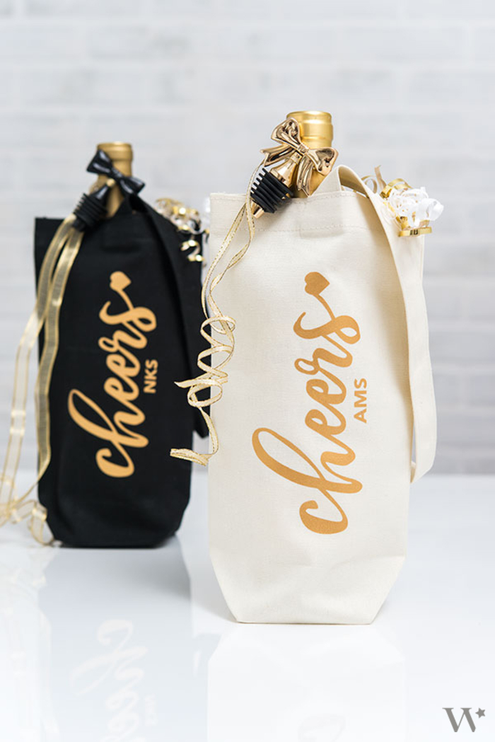 preciosas ideas de botellas personalizadas envueltas en telas, decoración de botellas para regalar en fotos 