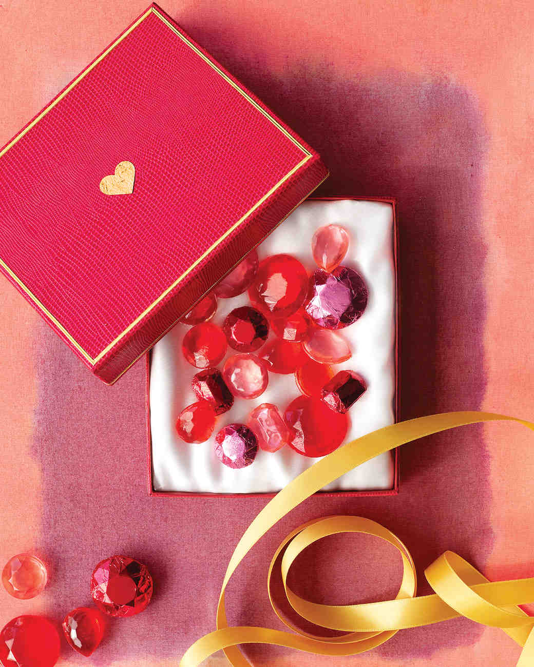 caja de caramelos hecha a mano, decoración en rojo y dorado, adorables ideas de regalos san valentin manualidades