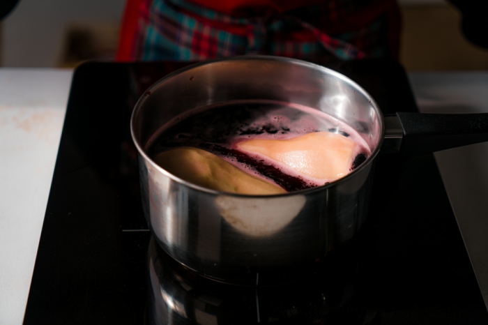 calentar el vino tinto en una olla y colocar las peras, dejar hervir media hora y luego dejar reposar durante una hora 