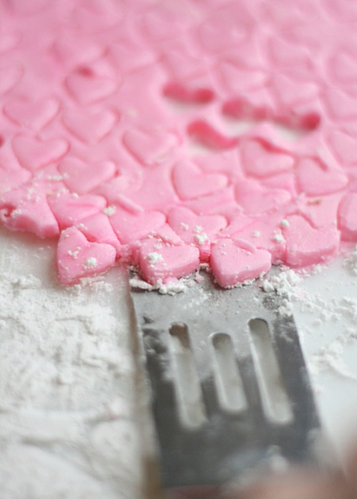 mini corazones de azúcar en color rosado, ideas de recetas san valentin para postres en imagines 