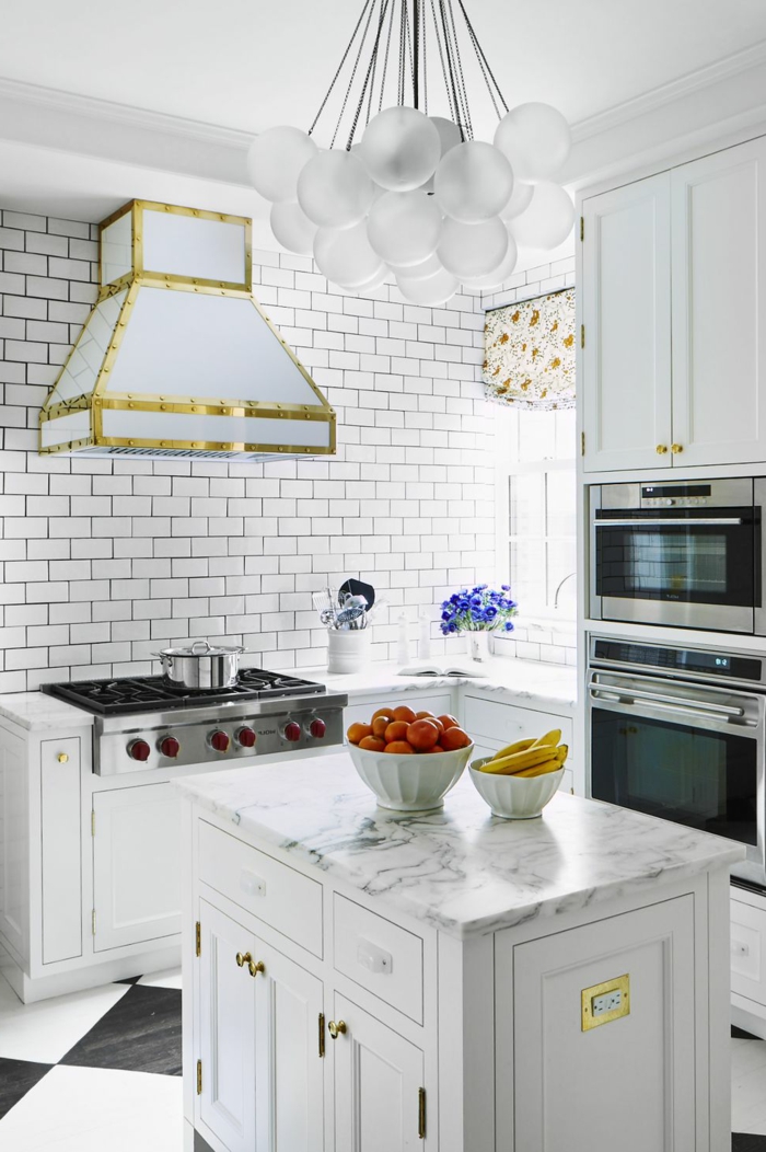 decoración de cocinas pequeñas alargadas, paredes con azulejos blancos, isla con encimera de mármol 