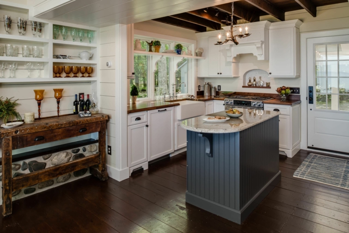 ideas de decoración de cocinas pequeñas en l, espacio alargado decorado en blanco y gris con suelo de madera