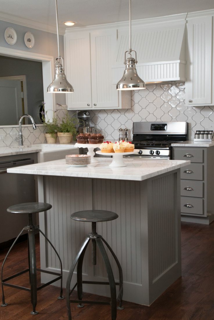 cocinas pequeñas en l en blanco y gris, ideas de decoración de espacios pequeños en colores claros 