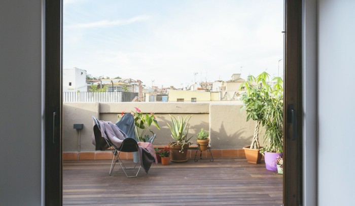 adorables propuestas de decorar terrazas pequeñas, espacio decorado en estilo minimalista con bonita vista 