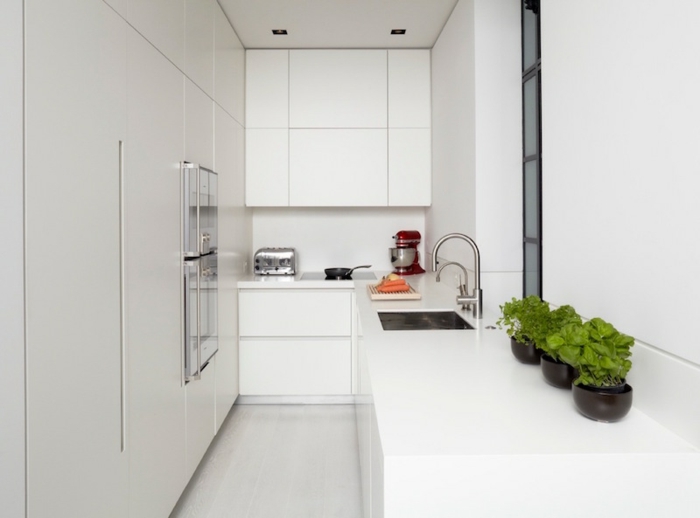 cocina blanca decorada en estilo minimalista, cocinas pequeñas en l decoradas de diseño 