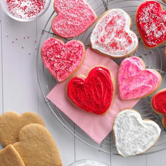 galletas de mantequilla con glaseado en diferentes colores, galletas ricas en forma de corazón