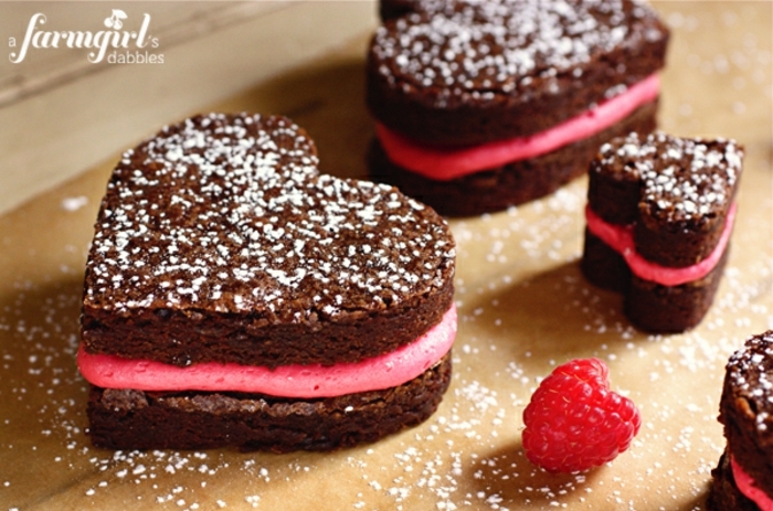 mini tartas en forma de corazón de cacao con crema de frambuesas, menu cena romantica en casa para dos 