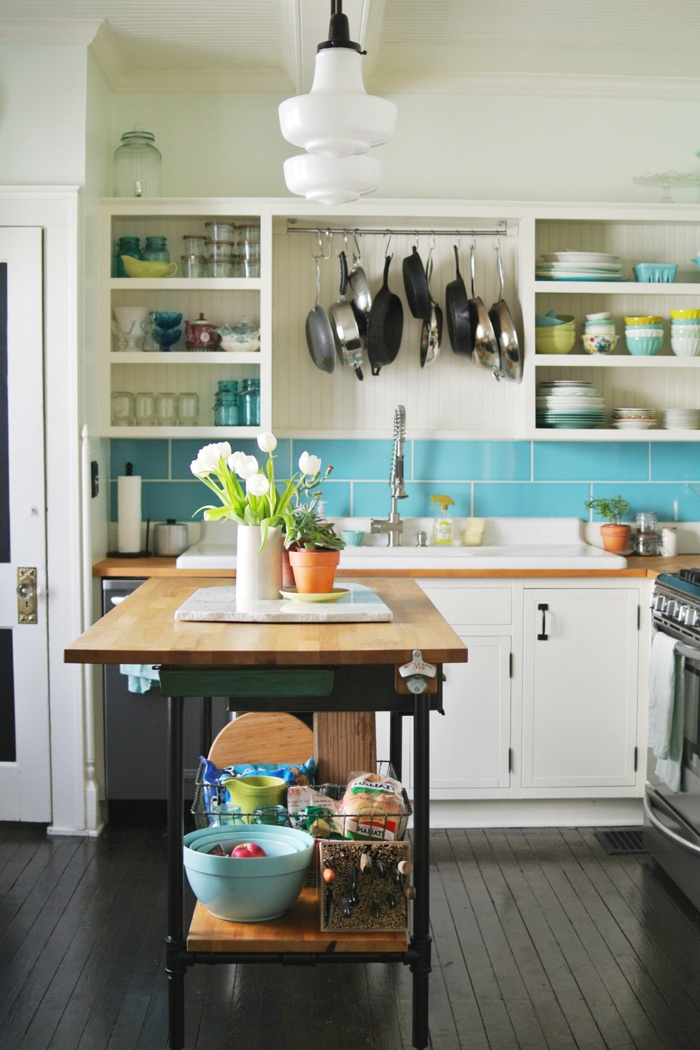 cocinas pequeñas para apartamentos, cocina pequeña decorada en colores claros con isla de madera 
