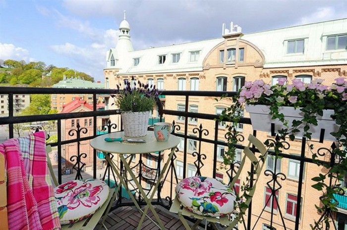 magníficas propuestas de decoración de terrazas pequeña, terraza con bonita vista decorada en blanco y rosado 