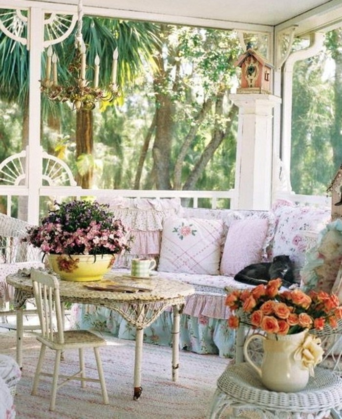 balcones decorados en estilo vintage, muebles en blanco con efecto desgastado, cojines decorativos en color rosa 